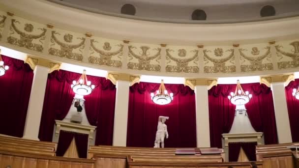 NOVOSIBIRSK, RUSIA - 27 de diciembre de 2016: El interior del teatro de ópera — Vídeo de stock