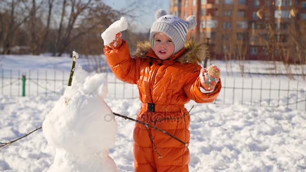 Gyermek játszik a játszótéren, a téli — Stock videók