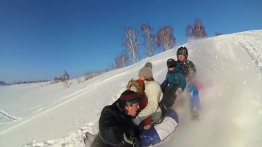 mutlu aile rides ve karlı roads.slow hareket üzerinde gülümseyen snowtube. kar kış manzara. açık havada spor