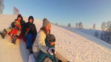 mutlu aile rides ve karlı roads.slow hareket üzerinde gülümseyen snowtube. kar kış manzara. açık havada spor
