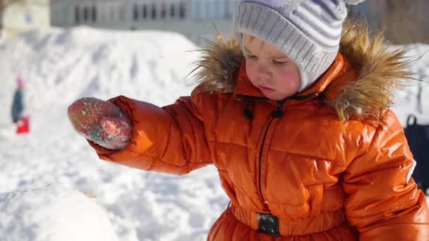 Дети играют на детской площадке зимой — стоковое видео