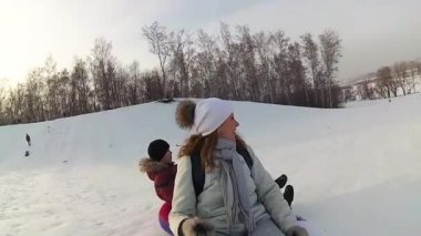 mutlu aile rides ve karlı roads.slow hareket üzerinde gülümseyen snowtube. kar kış manzara. açık havada spor