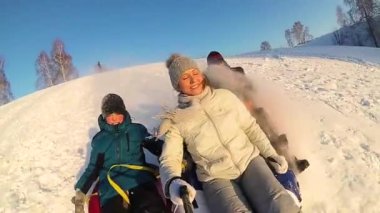 mutlu aile rides ve karlı roads.slow hareket üzerinde gülümseyen snowtube. kar kış manzara. açık havada spor