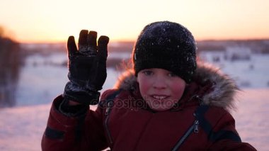 winter Park, elinde güneşin arka planda bir çocuk dalgalar