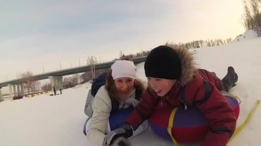 mutlu aile rides ve karlı roads.slow hareket üzerinde gülümseyen snowtube. kar kış manzara. açık havada spor