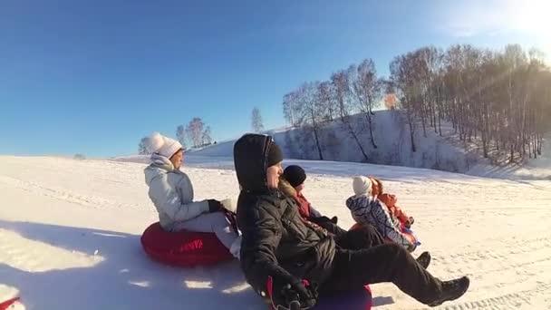 幸せな家族の乗り物と雪に覆われた roads.slow モーションに笑顔 snowtube。雪の冬の風景。アウトドア スポーツ — ストック動画