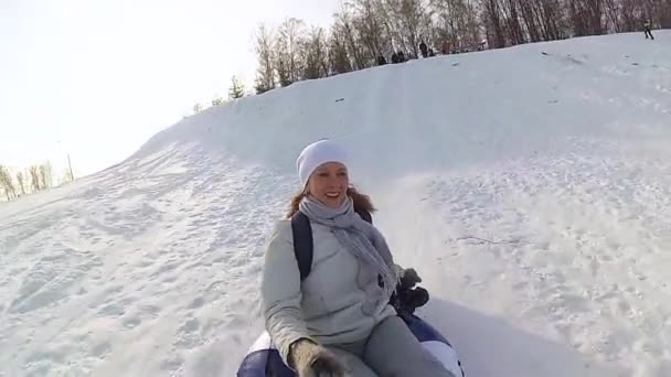 Glückliche Familienfahrten und lächelnde Schneeröhren auf verschneiten Straßen. Zeitlupe. Schneelandschaft. Sport im Freien — Stockvideo