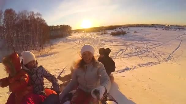 Ευτυχισμένη οικογένεια βόλτες και χαμογελαστά snowtube στη χιονισμένη roads.slow κίνηση. χιόνι χειμερινό τοπίο. Υπαίθρια σπορ. Ηλιοβασίλεμα — Αρχείο Βίντεο