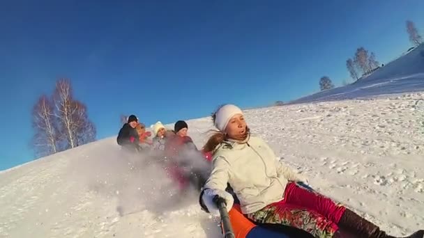 Lycklig familj karuseller och leende snowtube på snöiga roads.slow rörelse. snö vinterlandskap. utomhus sport. Solnedgång — Stockvideo