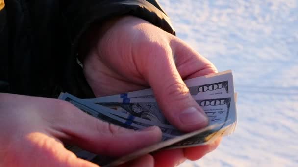 El tipo cuenta el dinero en la mano al aire libre — Vídeo de stock