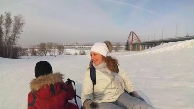 mutlu aile rides ve karlı roads.slow hareket üzerinde gülümseyen snowtube. kar kış manzara. açık havada spor