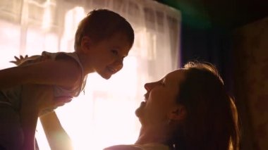 Anne oğul evde güneş ile tutar. oynak slowmotion baba gülüyor eğleniyor