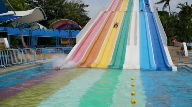 insanlar Aquapark içinde aşağı kayan eğlenceler