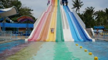 insanlar Aquapark içinde aşağı kayan eğlenceler