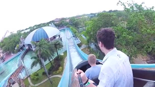 Familia se divierten deslizándose hacia abajo en kanoe en Aquapark — Vídeo de stock