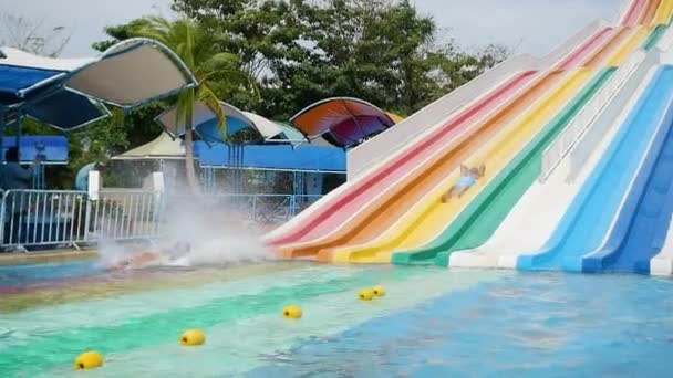 As pessoas se divertir deslizando para baixo em Aquapark — Vídeo de Stock