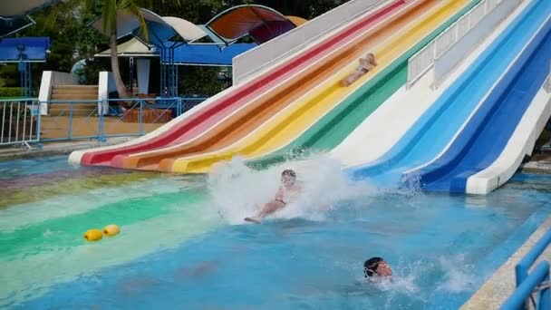 BANGKOK, TAILANDIA - 20 de marzo de 2017: la gente se divierte deslizándose por Aquapark — Vídeo de stock
