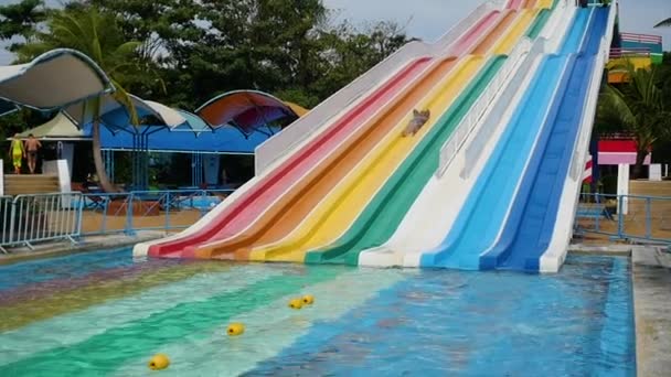 BANGKOK, TAILANDIA - 20 de marzo de 2017: la gente se divierte deslizándose por Aquapark — Vídeo de stock