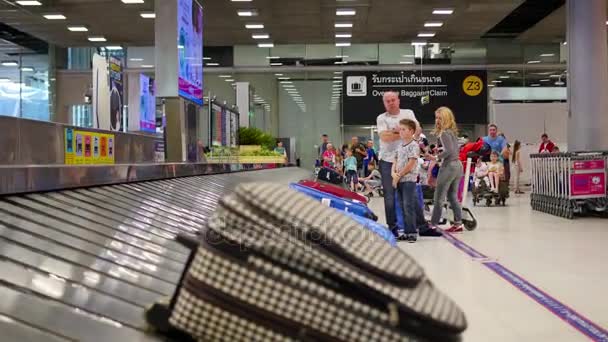 Bangkok, Thajsko - Březen 19,2017: lidé stojí v prostoru výdeje zavazadel na letišti — Stock video