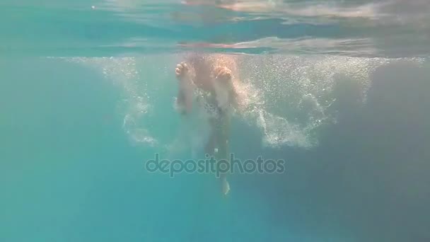 Glückliches Kind schwimmt genüsslich unter dem Wasser im Pool — Stockvideo