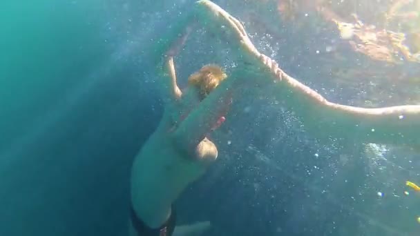 Glückliches Kind mit Mutter schwimmt gerne unter Wasser im Pool — Stockvideo