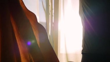 güzel kız perdeleri güneşli bir günde açılır.