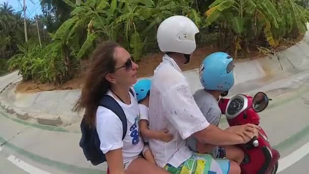 Μια ευτυχισμένη οικογένεια βόλτες μια μοτοσικλέτα στις τροπικές περιοχές — Αρχείο Βίντεο