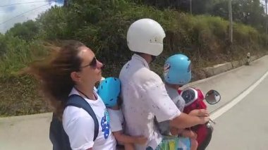 tropikal bir motosiklet mutlu bir aile rides