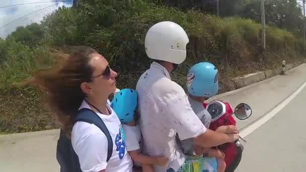 Una famiglia felice guida una moto ai tropici — Video Stock