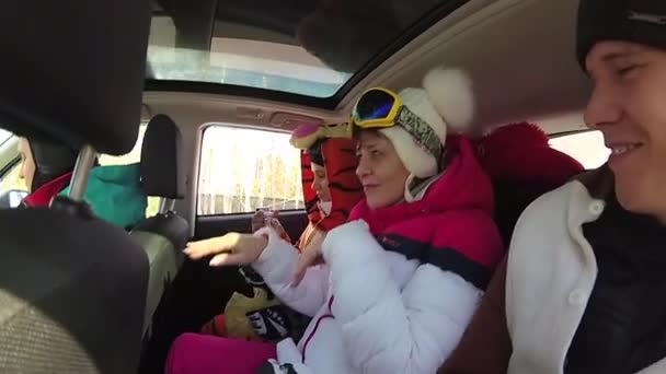 Skieur de groupe s'amuser avec la musique dans la voiture sur le voyage — Video