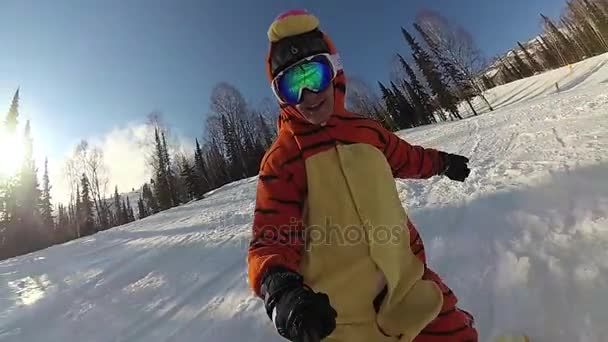 Yokuş aşağı kayan bir snowboard üzerinde mutlu kız — Stok video