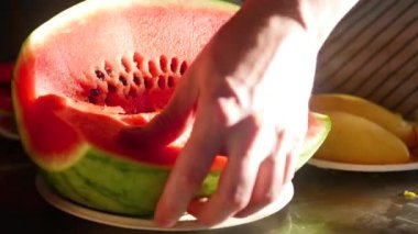 Mens eller sulu kırmızı karpuz parçalar yakın çekim kesti.