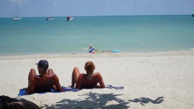 Samui, Tayland - Mart 20,2017: güneşli bir günde kumsalda güneşlenme insanlar