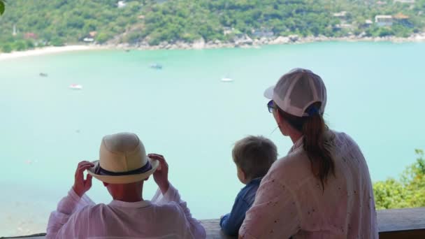 Familie mit Blick auf das Meer und die Berge aus der Höhe. Panoramablick — Stockvideo