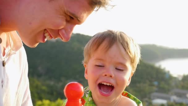 Chlap s dítětem hrát fun, směje se. Detail — Stock video