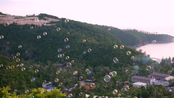 Bolle di sapone che sorvolano il mare e le montagne. vista panoramica — Video Stock