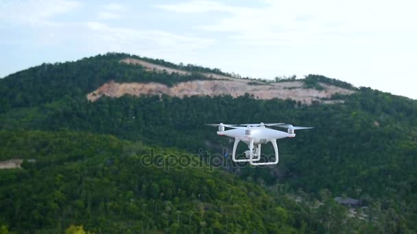 Drone filmando vista panorâmica do mar e montanhas — Vídeo de Stock