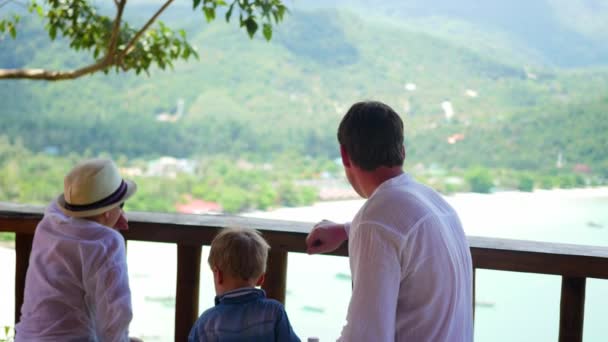 Familia mirando el mar y las montañas desde una altura. Vista panorámica — Vídeo de stock