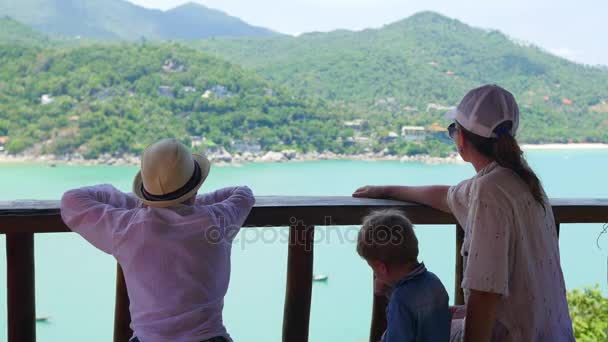 Familia mirando el mar y las montañas desde una altura. Vista panorámica — Vídeos de Stock