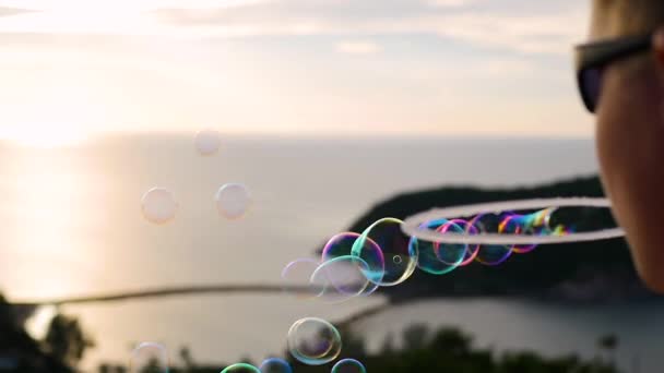 De jongen is het maken van zeepbellen. Close-up. Panoramisch uitzicht. Zonsondergang — Stockvideo