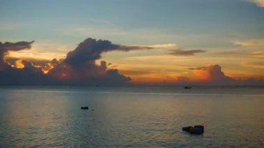 güzel gün batımı Panoraması denizin kenarında. Timelapse