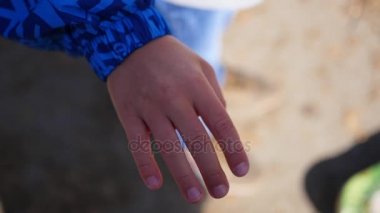 İki aşık el katılmadan closeup. El ele tutuşarak kadın ve erkek siluet ayrıntı. Sevgi ve mutluluk kavramı.