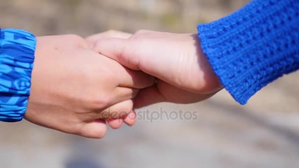 Close-up van twee liefhebbers toetreden handen. Detail silhouet van Man en vrouw bedrijf overhandigt. Liefde en geluk concept. — Stockvideo