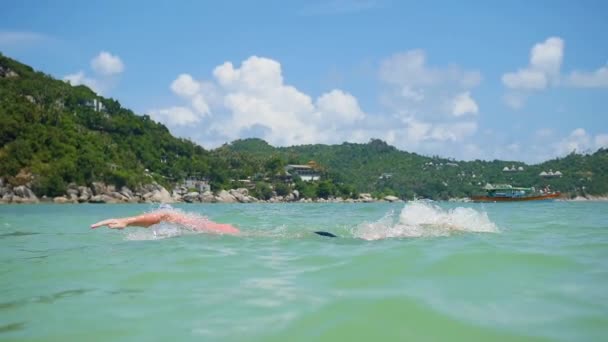 Chico nada en el mar abierto en el día soleado — Vídeos de Stock