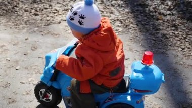 mutlu bir çocuğun bir elektrikli Araba sürme