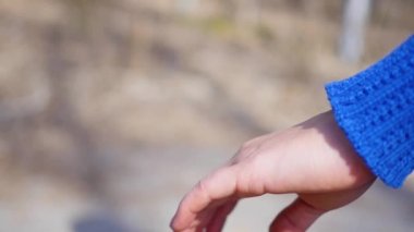 İki aşık el katılmadan closeup. El ele tutuşarak kadın ve erkek siluet ayrıntı. Sevgi ve mutluluk kavramı.