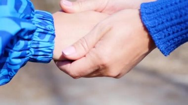 İki aşık el katılmadan closeup. El ele tutuşarak kadın ve erkek siluet ayrıntı. Sevgi ve mutluluk kavramı.