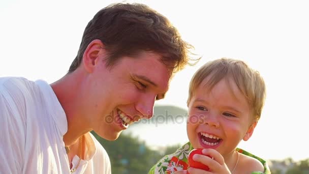 Il ragazzo con il bambino si sta divertendo, ridendo. Primo piano — Video Stock