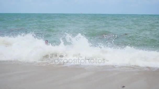 O povo é banhado em grandes ondas do mar — Vídeo de Stock