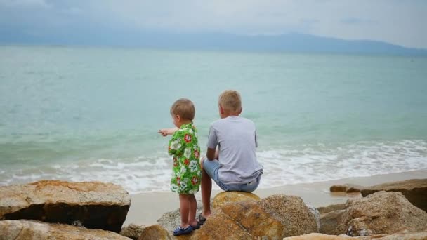Thailand. Kinder sitzen am Meeresufer und blicken in die Ferne — Stockvideo